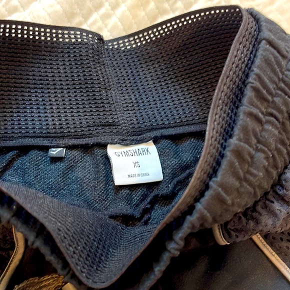 GYMSHARK Two-Piece Cropped Set - Picture 8 of 8